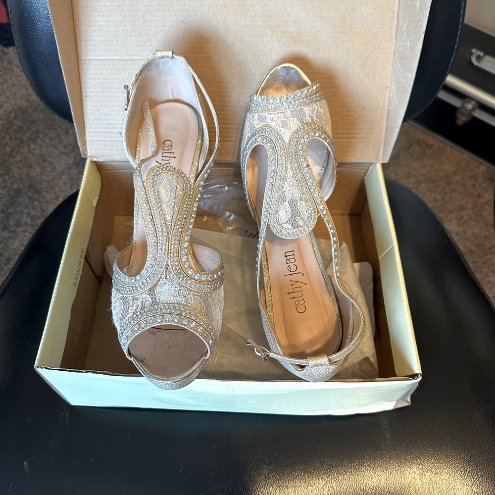 Lace, glitter, rhinestones!